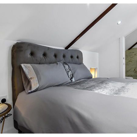 Sleek And Modern Studio With Minimalist Vibe Διαμέρισμα Τσέλμσφορντ Εξωτερικό φωτογραφία