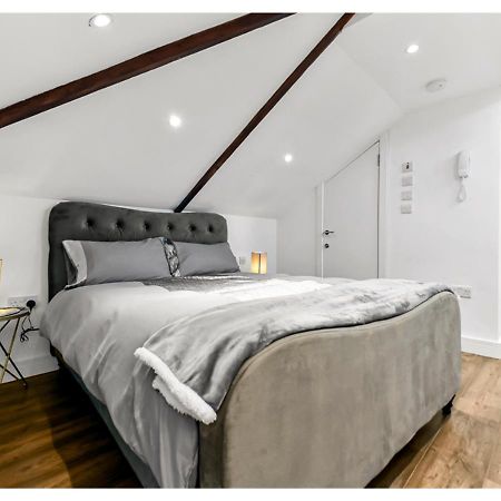 Sleek And Modern Studio With Minimalist Vibe Διαμέρισμα Τσέλμσφορντ Εξωτερικό φωτογραφία