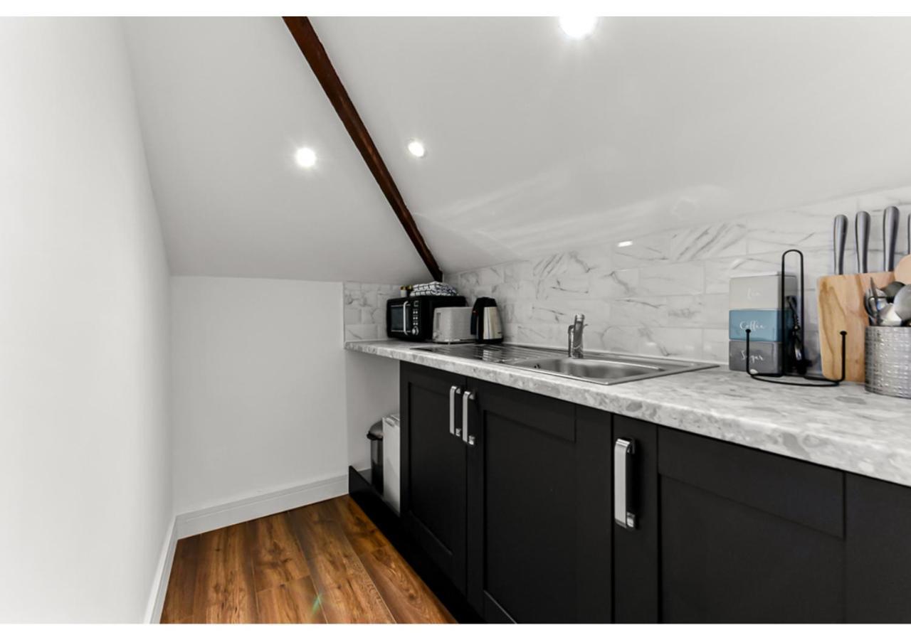 Sleek And Modern Studio With Minimalist Vibe Διαμέρισμα Τσέλμσφορντ Εξωτερικό φωτογραφία