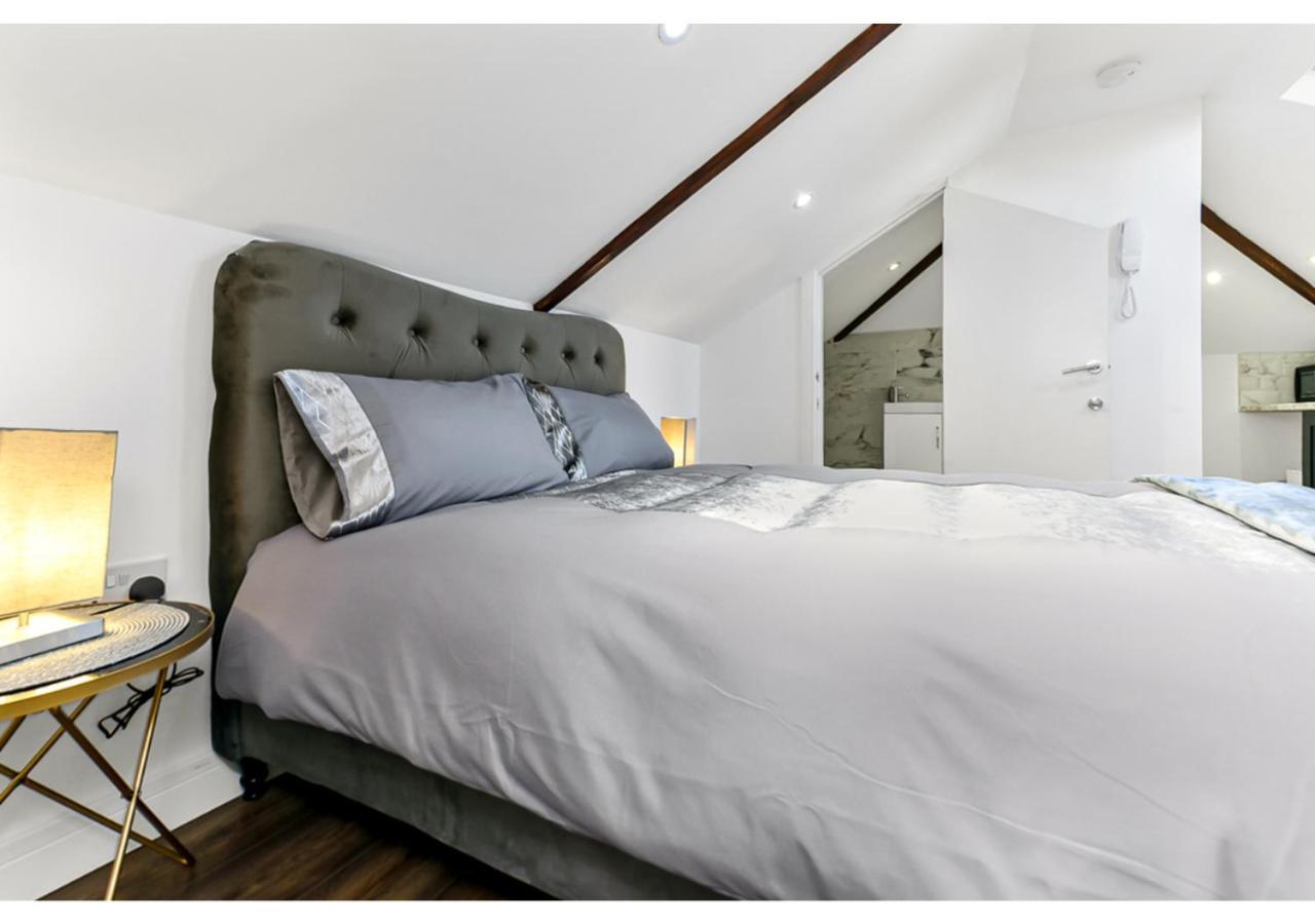 Sleek And Modern Studio With Minimalist Vibe Διαμέρισμα Τσέλμσφορντ Εξωτερικό φωτογραφία